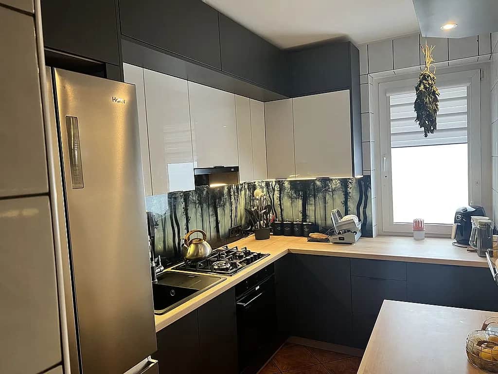 Jak ozdobić ścianę w kuchni przy stole, by stworzyć wyjątkowy klimat