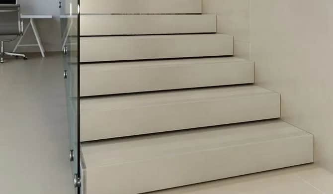 Jak kłaść płytki na schody wewnętrzne, unikając najczęstszych błędów