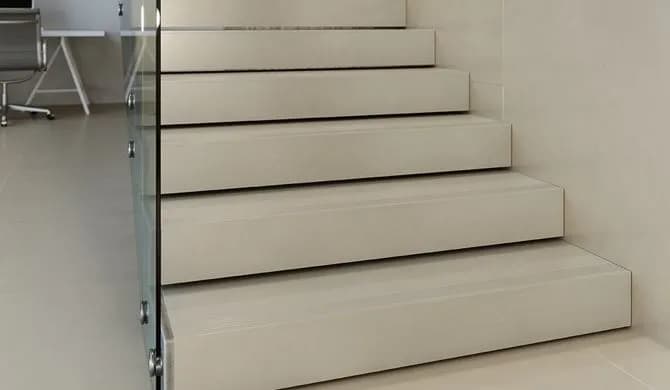 Jak kłaść płytki na schody wewnętrzne, unikając najczęstszych błędów