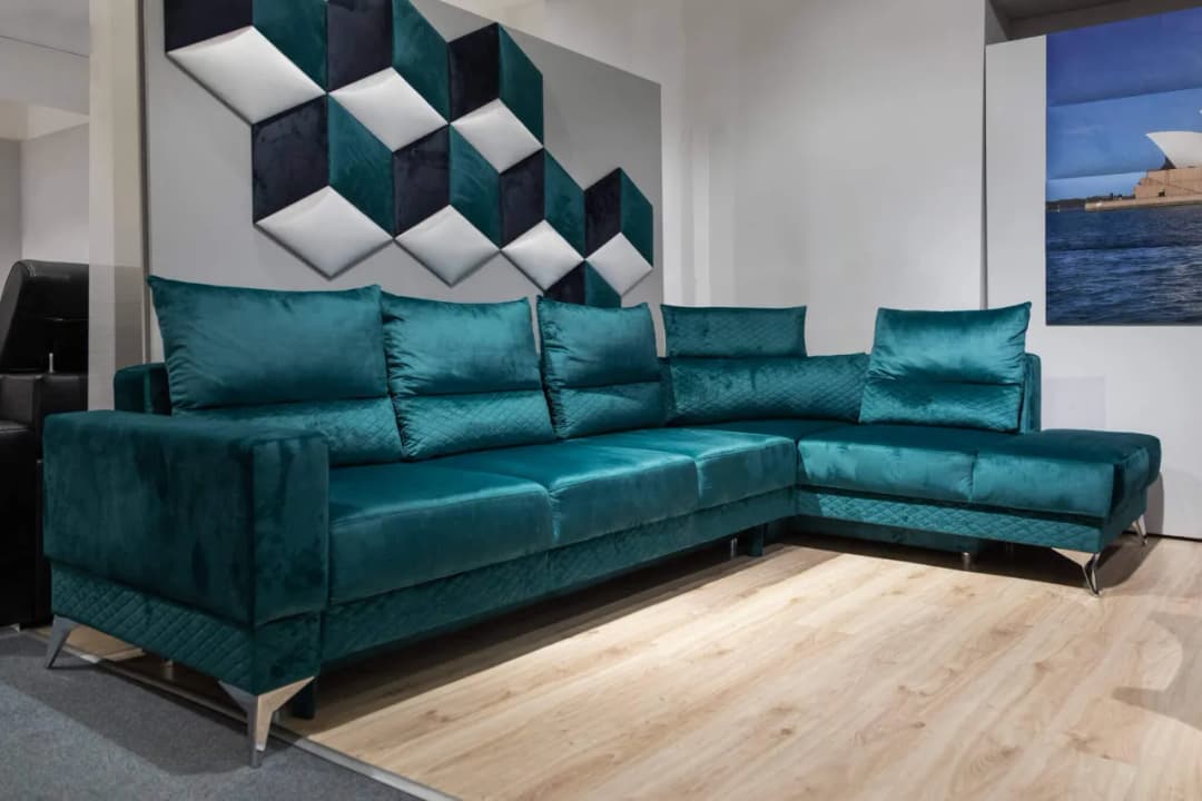 Narożnik czy sofa do małego salonu – co wybrać, by zyskać przestrzeń?