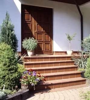 Jak wykończyć betonowe schody? Odkryj najlepsze materiały i techniki