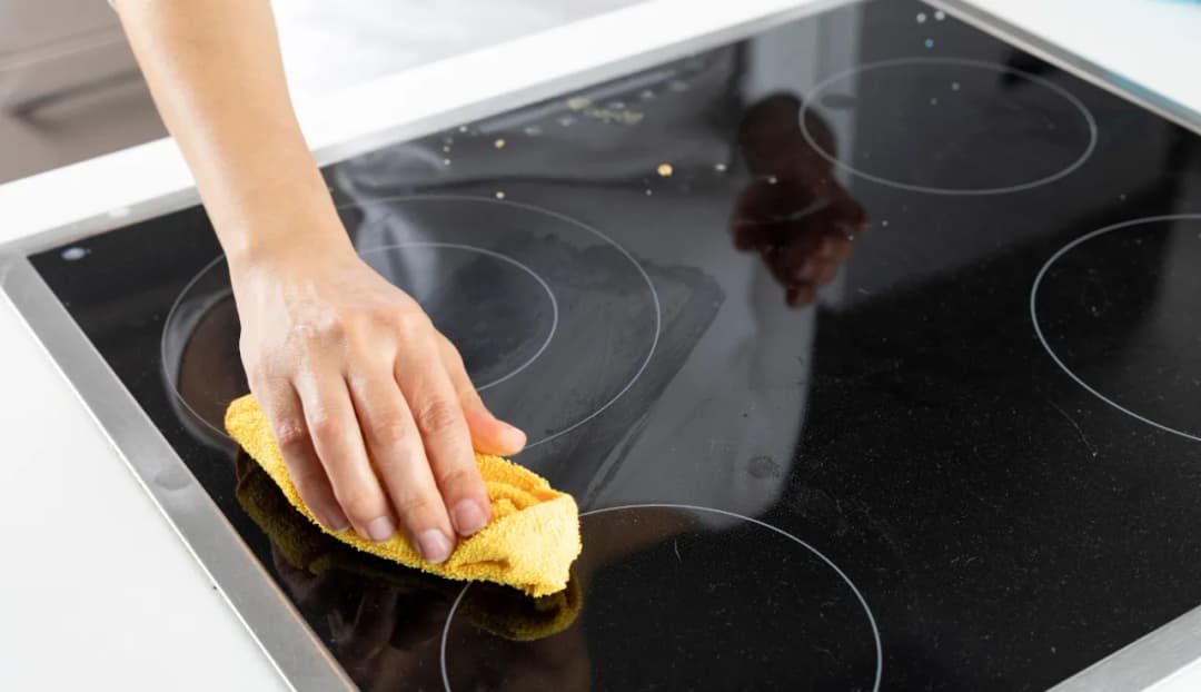 Jak skutecznie i bezpiecznie czyscić kuchnię indukcyjną?