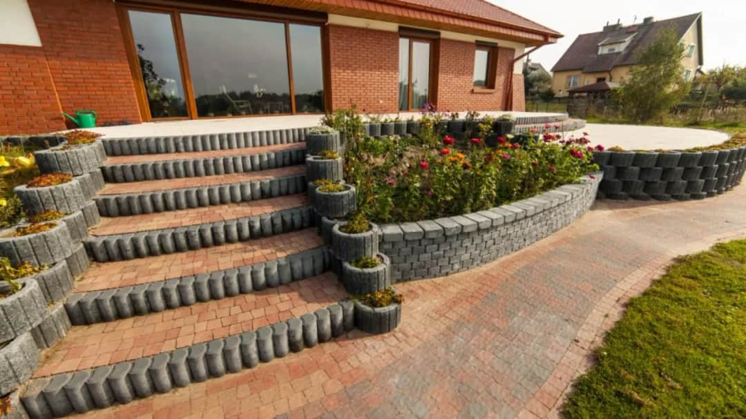 Z czego zrobić schody zewnętrzne do domu? Porównanie materiałów i ich trwałość