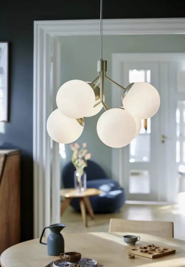 Jaki żyrandol do salonu: wybierz idealny styl i uniknij błędów