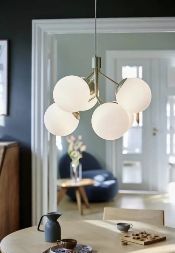 Jaki żyrandol do salonu: wybierz idealny styl i uniknij błędów