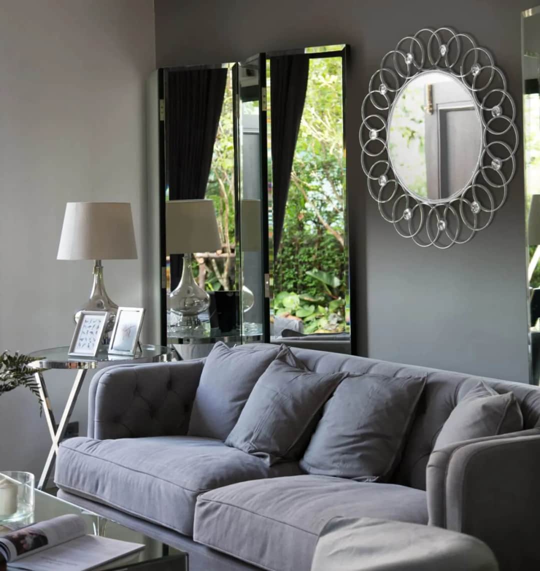 Gdzie powiesić lustro w salonie, aby optycznie powiększyć przestrzeń?