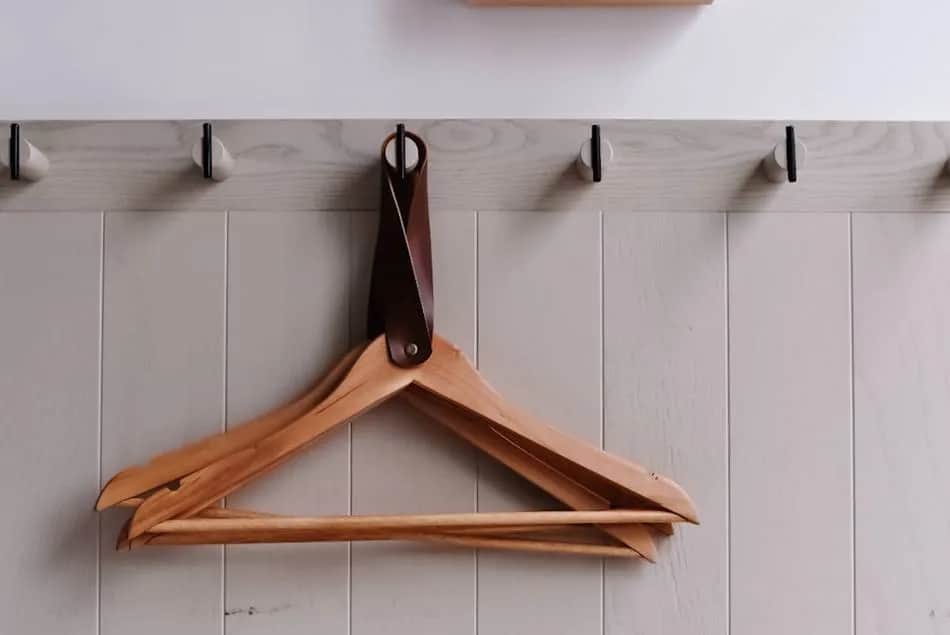 Jak zrobić wieszak na ubrania do przedpokoju - proste i tanie rozwiązania
