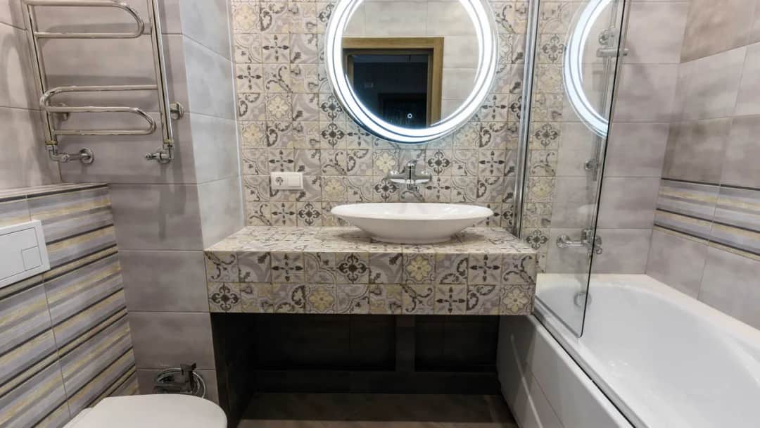 Jakie płytki wybrać do małej łazienki, aby optycznie ją powiększyć?