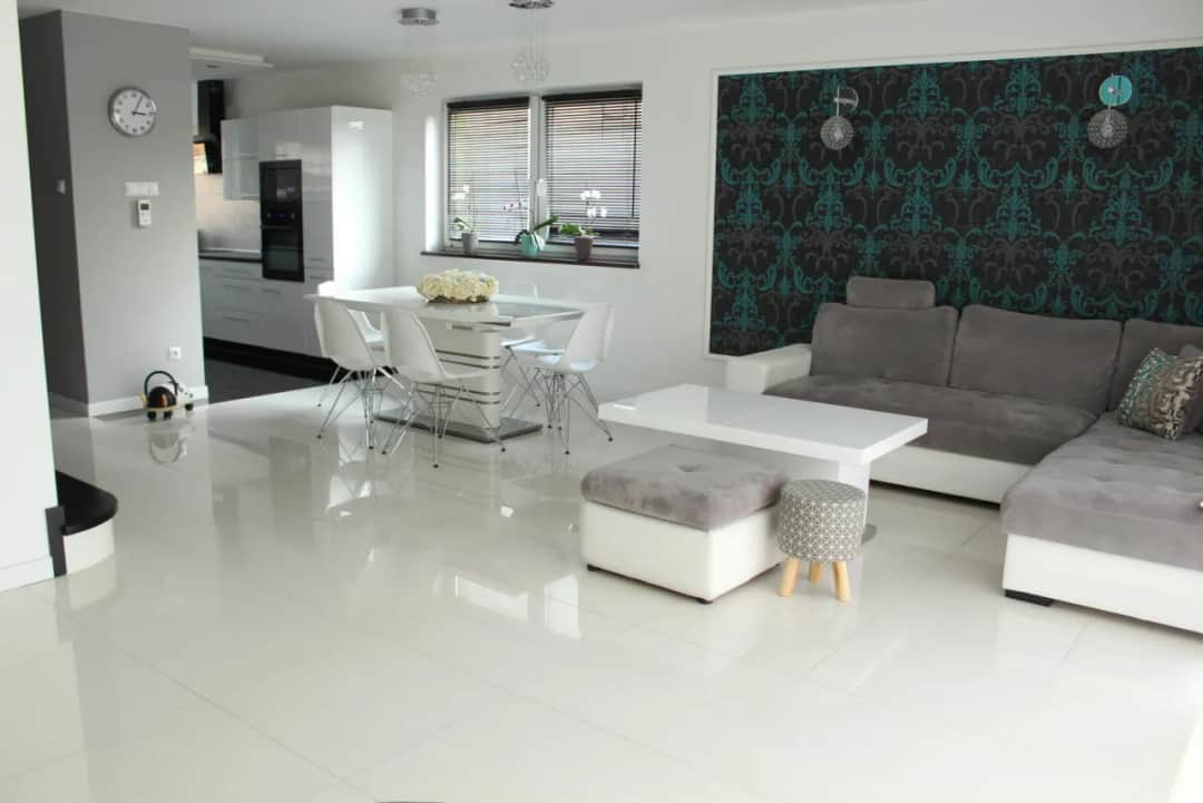 Płytki czy panele w salonie – co wybrać, by uniknąć rozczarowania?