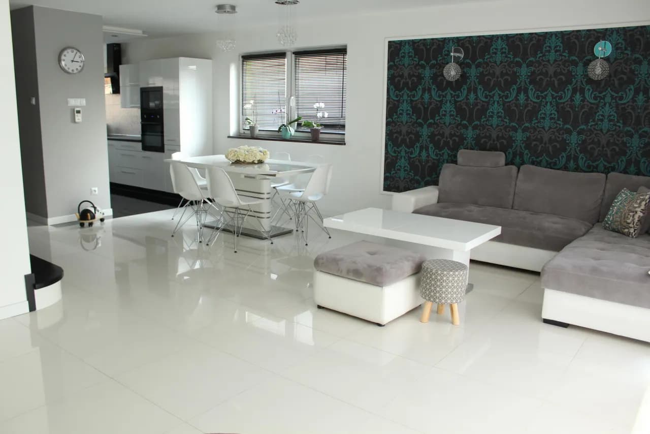 Płytki czy panele w salonie – co wybrać, by uniknąć rozczarowania?