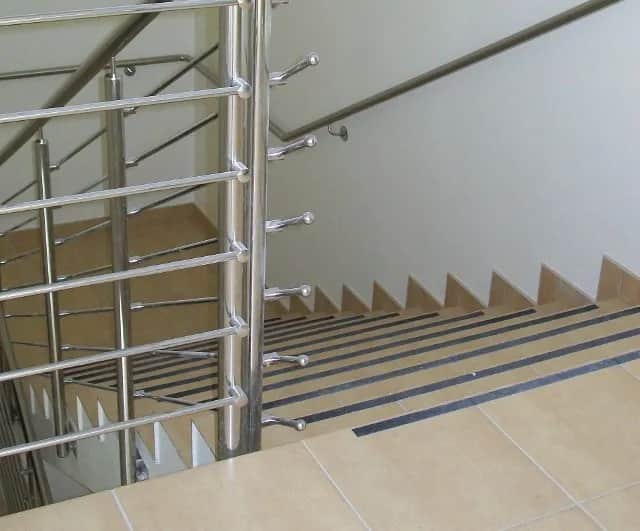 Jak sprawić, aby schody zewnętrzne nie były śliskie i bezpieczne?